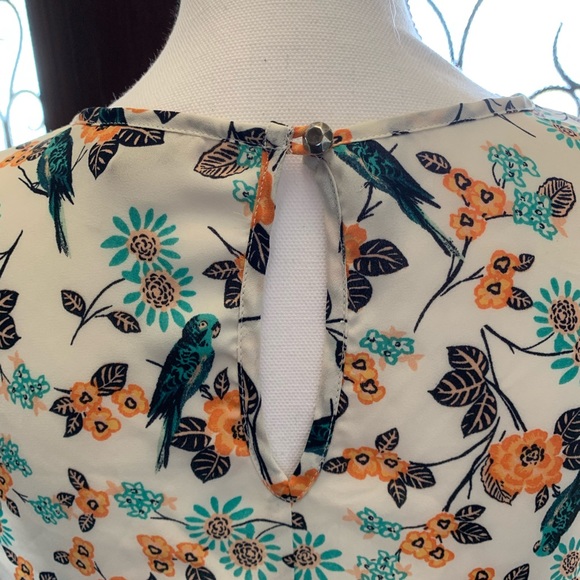 Forever 21 Parrot Print Asymmetrical Blouse Medium - Picture 5 of 9
